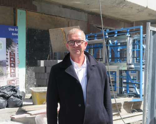 « J'aime l'immobilier, les travaux, créer des lieux, des espaces. J'aime les chantiers, lorsqu'on coule une dalle de béton », disait-il. Ici devant l'ex-consulat de Pologne.