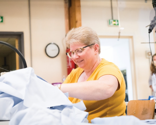 Le fabricant de vêtements professionnels, tout juste centenaire, dévoile une nouvelle gamme made in France au bilan carbone amélioré. Crédit : Sylvain Malmouche